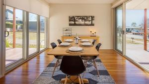 a dining room with a table and chairs at Alpine Snow Angels Retreat in Jindabyne