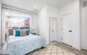 Un dormitorio con una cama grande y una ventana en Mary's Stay H St Corridor en Washington