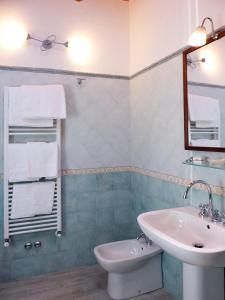 łazienka z umywalką i toaletą w obiekcie Villa Elisa w mieście Agerola