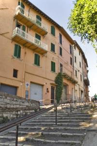 een gebouw met trappen voor een gebouw bij A Prima Vista in Perugia