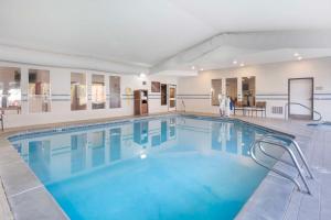 a large swimming pool in a building at Best Western Wheatland Inn in Colfax