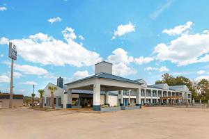 a large white building with a parking lot at Best Western West Monroe Inn in West Monroe