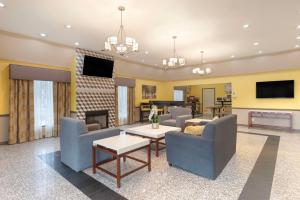 a large living room with couches and a fireplace at Best Western West Monroe Inn in West Monroe