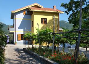 dom z ogrodem przed nim w obiekcie Villa Elisa w mieście Agerola
