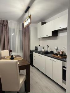 Η κουζίνα ή μικρή κουζίνα στο Saguna Residence2