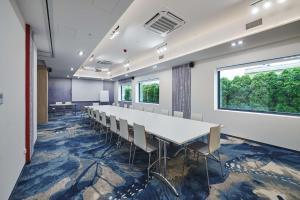 uma sala de conferências com uma mesa longa e cadeiras em Best Western Plus Hotel Rzeszow City Center em Rzeszów