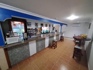 een bar in een restaurant met een bar en stoelen bij Express Inn PTY Aeropuerto Internacional Panama in Tocumen