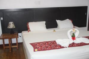 Een bed of bedden in een kamer bij Mana Backpackers and Dive Resort