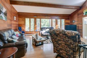 una sala de estar con muebles de cuero y paredes de madera. en Ossipee Lake Retreat about 7 Mi to King Pine Ski Area! en Freedom