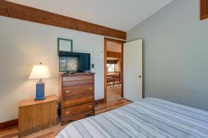 1 dormitorio con 1 cama y vestidor con TV en Ossipee Lake Retreat about 7 Mi to King Pine Ski Area! en Freedom
