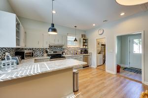 Una cocina grande con gabinetes blancos y encimera. en Beachy Wilmington Home 6 Mi to Riverwalk and Dtwn!, en Wilmington