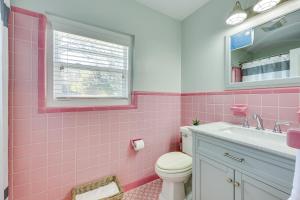 Baño de color rosa con aseo y lavamanos en Beachy Wilmington Home 6 Mi to Riverwalk and Dtwn!, en Wilmington 16 fotos más