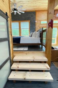 Ein Etagenbett oder Etagenbetten in einem Zimmer der Unterkunft Brand New Luxury Cabin in Red River Gorge!