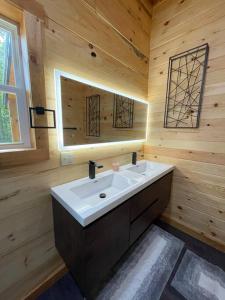 Ein Badezimmer in der Unterkunft Brand New Luxury Cabin in Red River Gorge!