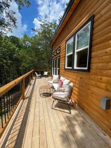 Ein Balkon oder eine Terrasse in der Unterkunft Brand New Luxury Cabin in Red River Gorge!