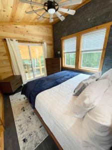 Un pat sau paturi într-o cameră la Brand New Luxury Cabin in Red River Gorge!