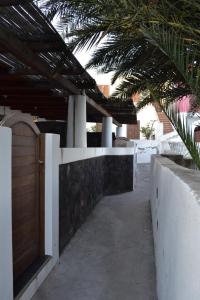 una casa con recinzione e porta in legno di Casa Lorenzo a Stromboli