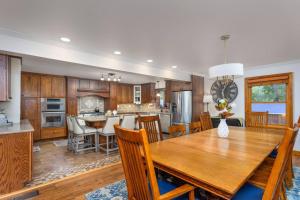 uma cozinha e sala de jantar com uma mesa de madeira em Stays @ Riverside Manor em Dauphin