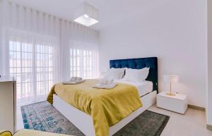 Cama ou camas em um quarto em Apartamentos Sol & Ria