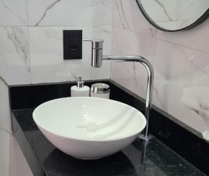 - Baño con lavabo blanco y ducha en B&B Pousada Swiss Residence en Aquiraz