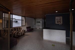 - un salon avec des canapés et une grande fenêtre dans l'établissement Apartamento bueno, bonito y barato, à Carthagène des Indes