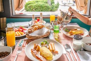 - une table avec des assiettes de nourriture et de boissons dans l'établissement Villa Maroc Resort, à Pran Buri