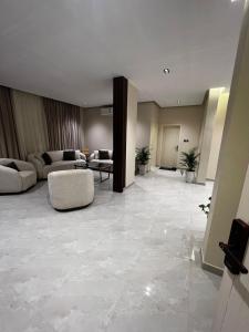 un gran vestíbulo con sofás y mesas en un edificio en رهف ريزيدنس Rahaf smart residence en Riad