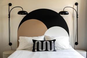 - un lit noir et blanc avec un oreiller noir et blanc dans l'établissement Place Royale by Luxury In Transit, à Montréal
