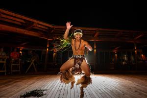 une femme dansant sur un cheval sur une scène dans l'établissement Aitutaki Lagoon Private Island Resort (Adults Only), à Arutanga