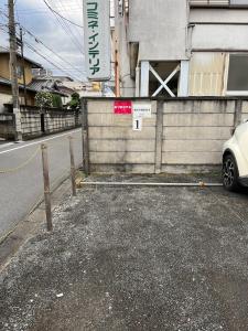 een auto geparkeerd aan de kant van een straat bij Business Hotel Azuma in Hanno
