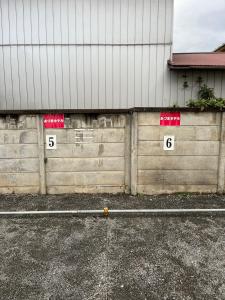 Ein Zaun mit Zahlen an einem Gebäude in der Unterkunft Business Hotel Azuma in Hanno