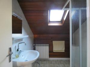 ein Bad mit einem Waschbecken und einem Fenster in der Unterkunft Gîte Les Ressuintes, 3 pièces, 5 personnes - FR-1-581-37 