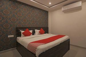 A bed or beds in a room at OYO Flagship City Residency