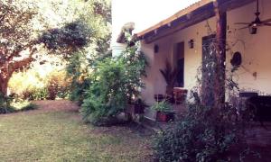 une maison avec quelques plantes devant elle dans l'établissement Hotel Posada El Recodo, à Villa del Totoral