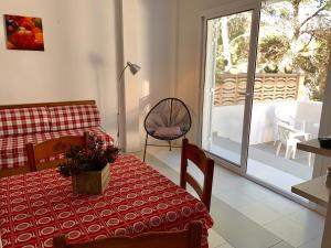 een woonkamer met een bank, een stoel en een raam bij APT Pujolet, Es Pujols-Formentera vacaciones in Es Pujols