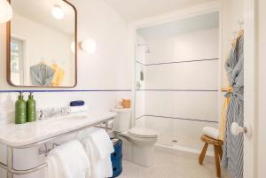 ein Bad mit einem Waschbecken und einem WC in der Unterkunft Silver Sands Motel & Beach Bungalows in Greenport