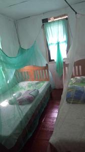 um quarto com 2 camas numa tenda em BATAD Rita's Mount View Inn and Restaurant em Banaue