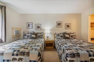2 camas en una habitación con 2 camas sidx sidx sidx sidx sidx sidx en Cedarbrook Two Double bed Standard Hotel room 217 en Killington