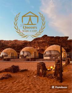 Queen's Magic Camp في Disah: مجموعة من الخيام المنزلية في الصحراء