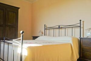 a bedroom with a bed and a dresser at Il Giardino dei Ciliegi in Cura Nuova