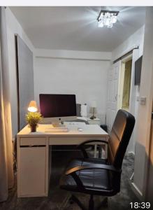 un ufficio con scrivania, computer e sedia di Cozy Guest House a Kent