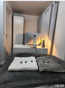 a bedroom with two towels on a bed with a mirror at Cozy Guest House in Kent