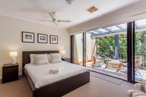 een slaapkamer met een groot bed en een balkon bij Norfolk Central-balcony View W Bbq & Secure Park in Fremantle
