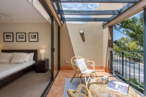 een slaapkamer met een bed en een balkon bij Norfolk Central-balcony View W Bbq & Secure Park in Fremantle