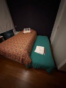 a bedroom with a leopard print bed and a green mattress at Habitación 2 camas + baño privado en Las Condes in Santiago