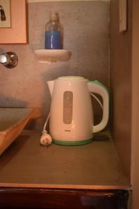 a tea kettle sitting on top of a kitchen counter at Tiempo de Bienestar in Potrerillos