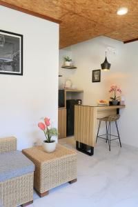 sala de estar con mesa y escritorio en ND LOFT 2 by Kasta Hospitality en Canggu