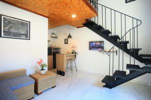 salon ze schodami i biurkiem w obiekcie ND LOFT 2 by Kasta Hospitality w mieście Canggu