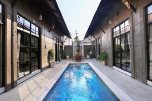 uma piscina no pátio de um edifício em ND LOFT 2 by Kasta Hospitality em Canggu