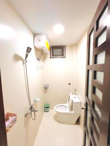 ein Bad mit einem WC und einer Lampe in der Unterkunft KENPI Homestay in Hue